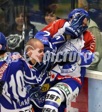 EBEL. Eishockey Bundesliga. EC Rekord Fenster VSV gegen KHL Medvescak Zagreb. TOFF Nico (VSV), NAGLICH Adam (Zagreb). Villach, am 25.9.2011.
Foto: Kuess 


---
pressefotos, pressefotografie, kuess, qs, qspictures, sport, bild, bilder, bilddatenbank