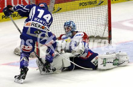 EBEL. Eishockey Bundesliga. EC Rekord Fenster VSV gegen KHL Medvescak Zagreb. WANVIG Kyle  (VSV), OUZAS Michael (Zagreb). Villach, am 25.9.2011.
Foto: Kuess 


---
pressefotos, pressefotografie, kuess, qs, qspictures, sport, bild, bilder, bilddatenbank