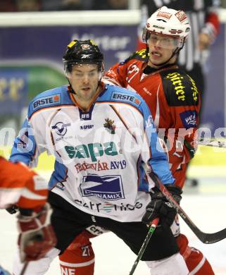 EBEL. Eishockey Bundesliga.  KAC gegen SAPA Fehervar AV19. Thomas Hundertpfund, (KAC), Andras Horvath  (Alba Volan). Klagenfurt, 25.9.2011.
Foto: Kuess 

---
pressefotos, pressefotografie, kuess, qs, qspictures, sport, bild, bilder, bilddatenbank