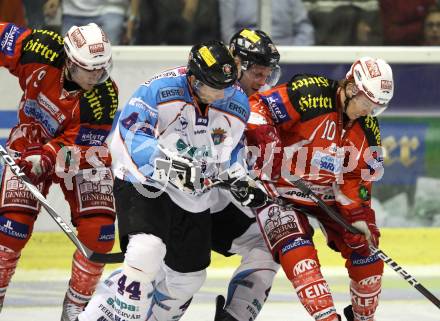 EBEL. Eishockey Bundesliga.  KAC gegen SAPA Fehervar AV19. Tyler Spurgeon, Tyler Scofield, (KAC),  Juray Durco (Alba Volan). Klagenfurt, 25.9.2011.
Foto: Kuess 

---
pressefotos, pressefotografie, kuess, qs, qspictures, sport, bild, bilder, bilddatenbank