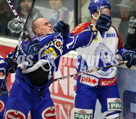 EBEL. Eishockey Bundesliga. EC Rekord Fenster VSV gegen KHL Medvescak Zagreb. TOFF Nico (VSV), NAGLICH Adam (Zagreb). Villach, am 25.9.2011.
Foto: Kuess 


---
pressefotos, pressefotografie, kuess, qs, qspictures, sport, bild, bilder, bilddatenbank