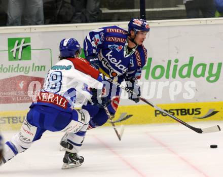 EBEL. Eishockey Bundesliga. EC Rekord Fenster VSV gegen KHL Medvescak Zagreb. PEWAL Marco (VSV), MACAULAY Kenneth (Zagreb). Villach, am 25.9.2011.
Foto: Kuess 


---
pressefotos, pressefotografie, kuess, qs, qspictures, sport, bild, bilder, bilddatenbank