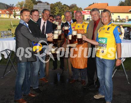 Volleyball. Eroeffnung Jufa Arena in Bleiburg. Bieranstich. Landesrat Harald Dobernig, Landesrat Josef Martinz, Friedl Koren, Stefan Domej, Landeshauptmann Gerhard Doerfler, Buergermeister Stefan Visotschnig, Jufa Geschaeftsfuehrer Gerhard Wendl. Bleiburg, am 25.9.2011.
Foto: Kuess
---
pressefotos, pressefotografie, kuess, qs, qspictures, sport, bild, bilder, bilddatenbank