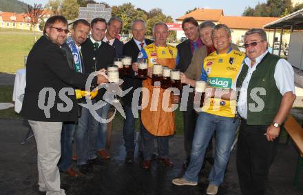 Volleyball. Eroeffnung Jufa Arena in Bleiburg. Bieranstich. Landesrat Harald Dobernig, Landesrat Josef Martinz, Friedl Koren, Stefan Domej, Landeshauptmann Gerhard Doerfler, Buergermeister Stefan Visotschnig, Jufa Geschaeftsfuehrer Gerhard Wendl. Bleiburg, am 25.9.2011.
Foto: Kuess
---
pressefotos, pressefotografie, kuess, qs, qspictures, sport, bild, bilder, bilddatenbank