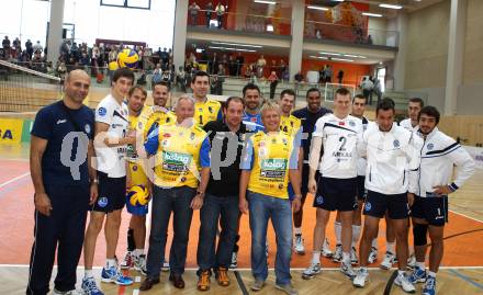 Volleyball. Eroeffnung Jufa Arena in Bleiburg. Heimstaette SK Aich/Dob. Landeshauptmann Gerhard Doerfler, Jufa Geschaeftsfuehrer Gerhard Wendl mit Spielern des SK Aich/Dob und Arkas Izmir. Bleiburg, am 25.9.2011.
Foto: Kuess
---
pressefotos, pressefotografie, kuess, qs, qspictures, sport, bild, bilder, bilddatenbank