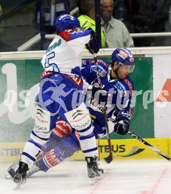 EBEL. Eishockey Bundesliga. EC Rekord Fenster VSV gegen KHL Medvescak Zagreb. DAMON Derek (VSV), SERTICH Andy (Zagreb). Villach, am 25.9.2011.
Foto: Kuess 


---
pressefotos, pressefotografie, kuess, qs, qspictures, sport, bild, bilder, bilddatenbank