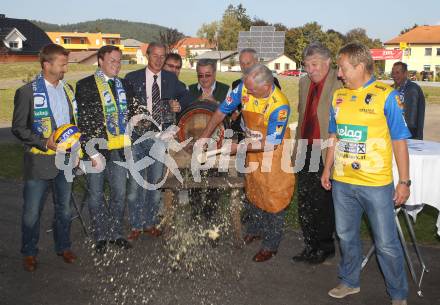 Volleyball. Eroeffnung Jufa Arena in Bleiburg. Bieranstich. Landesrat Harald Dobernig, Landesrat Josef Martinz, Friedl Koren, Stefan Domej, Landeshauptmann Gerhard Doerfler, Buergermeister Stefan Visotschnig, Jufa Geschaeftsfuehrer Gerhard Wendl. Bleiburg, am 25.9.2011.
Foto: Kuess
---
pressefotos, pressefotografie, kuess, qs, qspictures, sport, bild, bilder, bilddatenbank