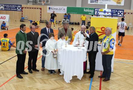 Volleyball. Eroeffnung Jufa Arena in Bleiburg. Segnung durch Pfarrer Ivan Olip, Landesrat Josef Martinz, Landeshauptmann Gerhard Doerfler, Buergermeister Stefan Visotschnig, Marijan Velik. Bleiburg, am 25.9.2011.
Foto: Kuess
---
pressefotos, pressefotografie, kuess, qs, qspictures, sport, bild, bilder, bilddatenbank