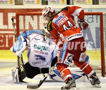 EBEL. Eishockey Bundesliga.  KAC gegen SAPA Fehervar AV19. Markus Pirmann, (KAC), Bence Balizs (Alba Volan). Klagenfurt, 25.9.2011.
Foto: Kuess 

---
pressefotos, pressefotografie, kuess, qs, qspictures, sport, bild, bilder, bilddatenbank