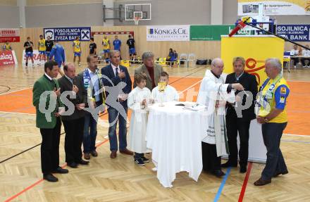 Volleyball. Eroeffnung Jufa Arena in Bleiburg. Segnung durch Pfarrer Ivan Olip, Landesrat Josef Martinz, Landeshauptmann Gerhard Doerfler, Buergermeister Stefan Visotschnig, Marijan Velik. Bleiburg, am 25.9.2011.
Foto: Kuess
---
pressefotos, pressefotografie, kuess, qs, qspictures, sport, bild, bilder, bilddatenbank