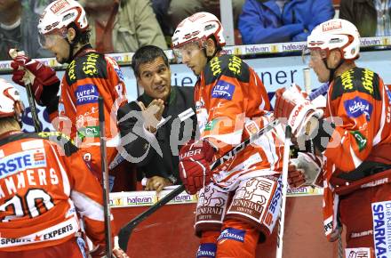 EBEL. Eishockey Bundesliga.  KAC gegen SAPA Fehervar AV19. Christoph Brandner, Trainer Many Viveiros, Thomas Koch, Mike Siklenka (KAC). Klagenfurt, 25.9.2011.
Foto: Kuess 

---
pressefotos, pressefotografie, kuess, qs, qspictures, sport, bild, bilder, bilddatenbank