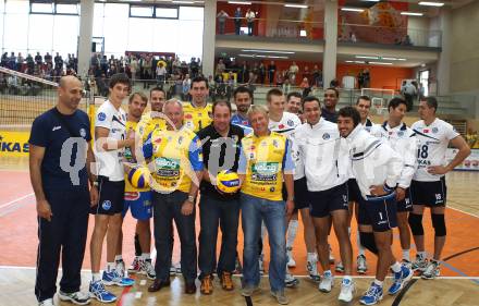 Volleyball. Eroeffnung Jufa Arena in Bleiburg. Heimstaette SK Aich/Dob. Landeshauptmann Gerhard Doerfler, Jufa Geschaeftsfuehrer Gerhard Wendl mit Spielern des SK Aich/Dob und Arkas Izmir. Bleiburg, am 25.9.2011.
Foto: Kuess
---
pressefotos, pressefotografie, kuess, qs, qspictures, sport, bild, bilder, bilddatenbank