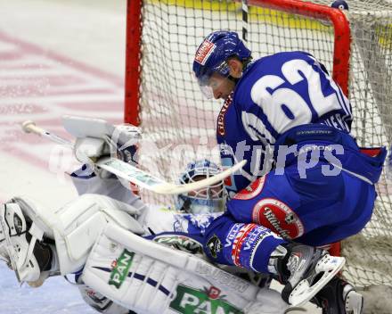 EBEL. Eishockey Bundesliga. EC Rekord Fenster VSV gegen KHL Medvescak Zagreb. SLEIGHER Pierre Luc (VSV), OUZAS Michael (Zagreb). Villach, am 25.9.2011.
Foto: Kuess 


---
pressefotos, pressefotografie, kuess, qs, qspictures, sport, bild, bilder, bilddatenbank