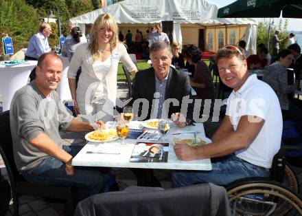 Kaernten Sport. Package Uebergabe. Wolfgang Dabernig,  Julia Schmid (Kajakfahren), Harald Kogler (Kelag), Klaus Dolleschal (Behindertensport). Klagenfurt, 26.9.2011.
Foto: Kuess
---
pressefotos, pressefotografie, kuess, qs, qspictures, sport, bild, bilder, bilddatenbank