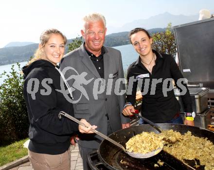 Kaernten Sport. Package Uebergabe. Irena Rohrer, Reinhard Tellian, Lara Vadlau. Klagenfurt, 26.9.2011.
Foto: Kuess
---
pressefotos, pressefotografie, kuess, qs, qspictures, sport, bild, bilder, bilddatenbank