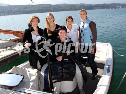 Kaernten Sport. Package Uebergabe. Kerstin Muschet (Langlauf), Tina Rauchenwald (Wasserschi), Lisa Perterer (Triathlon),  Sandra Kleinberger (Fechten), Patrick Ofner (Tennis). Klagenfurt, 26.9.2011.
Foto: Kuess
---
pressefotos, pressefotografie, kuess, qs, qspictures, sport, bild, bilder, bilddatenbank