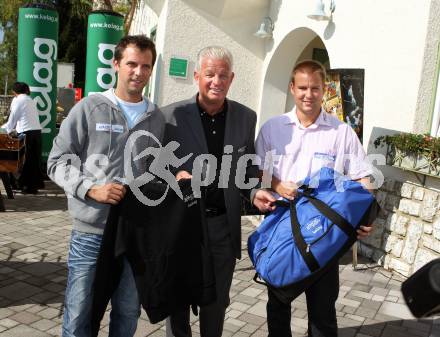 Kaernten Sport. Package Uebergabe. Christian Schatz (Naturbahnrodeln), Reinhard Tellian, Christoph Knauder (Naturbahnrodeln). Klagenfurt, 26.9.2011.
Foto: Kuess
---
pressefotos, pressefotografie, kuess, qs, qspictures, sport, bild, bilder, bilddatenbank