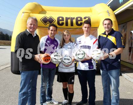 Fussball. Errea. Willi Schellander, Matthias Dollinger (SK Austria Klagenfurt), Nicole gatternig (FC St. Veit Kaernten Frauen), Patrick Lausegger (SAK). Klagenfurt, am 27.9.2011.
Foto: Kuess
---
pressefotos, pressefotografie, kuess, qs, qspictures, sport, bild, bilder, bilddatenbank