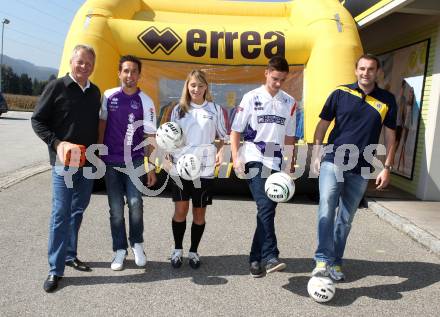 Fussball. Errea. Willi Schellander, Matthias Dollinger (SK Austria Klagenfurt), Nicole gatternig (FC St. Veit Kaernten Frauen), Patrick Lausegger (SAK). Klagenfurt, am 27.9.2011.
Foto: Kuess
---
pressefotos, pressefotografie, kuess, qs, qspictures, sport, bild, bilder, bilddatenbank