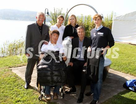 Kaernten Sport. Package Uebergabe. Reinhard Tellian, Lisa Perterer (Triathlon), Stephanie Wiener (Radsport), KLaus Dolleschal (Behindertensport), Harald Kogler (Kelag), Florian Berg (Rudern). Klagenfurt, 26.9.2011.
Foto: Kuess
---
pressefotos, pressefotografie, kuess, qs, qspictures, sport, bild, bilder, bilddatenbank