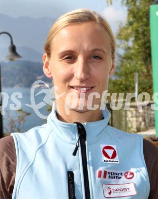 Kaernten Sport. Package Uebergabe. Sandra Kleinberger (Fechten). Klagenfurt, 26.9.2011.
Foto: Kuess
---
pressefotos, pressefotografie, kuess, qs, qspictures, sport, bild, bilder, bilddatenbank