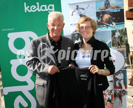 Kaernten Sport. Package Uebergabe. Reinhard Tellian, Kerstin Muschet (Langlauf). Klagenfurt, 26.9.2011.
Foto: Kuess
---
pressefotos, pressefotografie, kuess, qs, qspictures, sport, bild, bilder, bilddatenbank