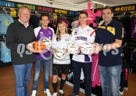 Fussball. Errea. Willi Schellander, Matthias Dollinger (SK Austria Klagenfurt), Nicole gatternig (FC St. Veit Kaernten Frauen), Patrick Lausegger (SAK). Klagenfurt, am 27.9.2011.
Foto: Kuess
---
pressefotos, pressefotografie, kuess, qs, qspictures, sport, bild, bilder, bilddatenbank