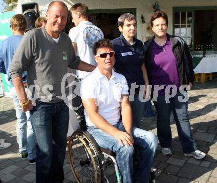 Kaernten Sport. Package Uebergabe. Wolfgang Dabernig, Klaus Dolleschal, Mag. Andrea Zweibrot (Behindertensport). Klagenfurt, 26.9.2011.
Foto: Kuess
---
pressefotos, pressefotografie, kuess, qs, qspictures, sport, bild, bilder, bilddatenbank