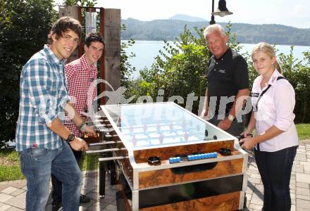 Kaernten Sport. Package Uebergabe. Philipp Orter (Nordische Kombinaltion), Fillafer Benjamin (Stocksport),  Reinhard Tellian, Kerstin Mueller (Stocksport). Klagenfurt, 26.9.2011.
Foto: Kuess
---
pressefotos, pressefotografie, kuess, qs, qspictures, sport, bild, bilder, bilddatenbank