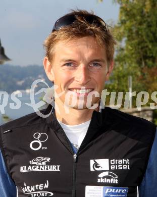 Kaernten Sport. Package Uebergabe. Christoph Leitner (Triathlon). Klagenfurt, 26.9.2011.
Foto: Kuess
---
pressefotos, pressefotografie, kuess, qs, qspictures, sport, bild, bilder, bilddatenbank