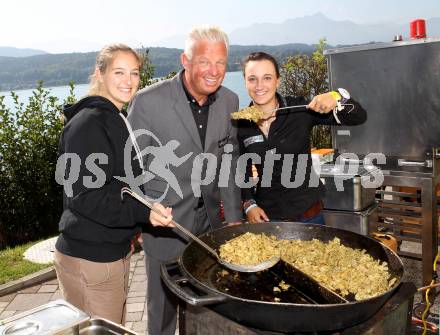 Kaernten Sport. Package Uebergabe. Irena Rohrer, Reinhard Tellian, Lara Vadlau. Klagenfurt, 26.9.2011.
Foto: Kuess
---
pressefotos, pressefotografie, kuess, qs, qspictures, sport, bild, bilder, bilddatenbank