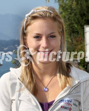 Kaernten Sport. Package Uebergabe. Simone Penker  (Turnen). Klagenfurt, 26.9.2011.
Foto: Kuess
---
pressefotos, pressefotografie, kuess, qs, qspictures, sport, bild, bilder, bilddatenbank