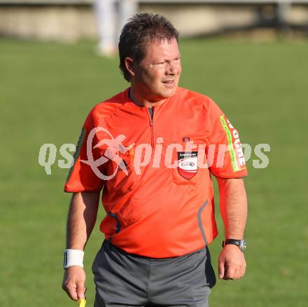 Fussball Kaerntner Liga. Feldkirchen gegen SVG Bleiburg. Schiedsrichter Helmuth Salcher. Feldkirchen, 24.9.2011.
Foto: Kuess
---
pressefotos, pressefotografie, kuess, qs, qspictures, sport, bild, bilder, bilddatenbank