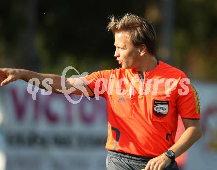 Fussball Kaerntner Liga. Eberndorf gegen Voelkermarkt. Schiedsrichter Thorsten Obwurzer. Feldkirchen, 24.9.2011.
Foto: Kuess
---
pressefotos, pressefotografie, kuess, qs, qspictures, sport, bild, bilder, bilddatenbank