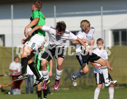 Fussball Kaerntner Liga. Eberndorf gegen Voelkermarkt. Matic Korasa, Dejan Verdel (Eberndorf), Michael Ogris (Voelkermarkt). Feldkirchen, 24.9.2011.
Foto: Kuess
---
pressefotos, pressefotografie, kuess, qs, qspictures, sport, bild, bilder, bilddatenbank