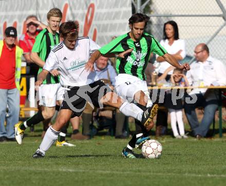 Fussball Kaerntner Liga. Eberndorf gegen Voelkermarkt. Tomaz Kreutz, (Eberndorf), Ernst Golautschnig (Voelkermarkt). Feldkirchen, 24.9.2011.
Foto: Kuess
---
pressefotos, pressefotografie, kuess, qs, qspictures, sport, bild, bilder, bilddatenbank