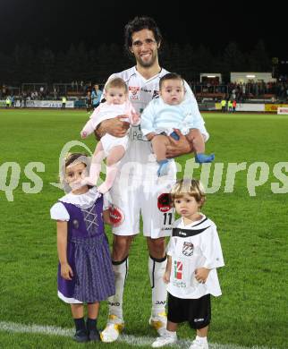 Fussball. Erste Liga. RZ Pellets WAC/St. Andrae gegen Cashpoint SCR Altach. Ynclan Pajares Jacobo Maria mit Tochter Cayetana sowie die Kindern seiner Schwester. Wolfsberg, 30.9.2011. 
Foto: Kuess

---
pressefotos, pressefotografie, kuess, qs, qspictures, sport, bild, bilder, bilddatenbank