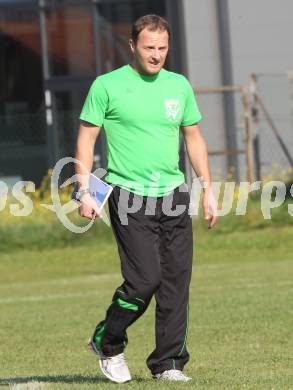 Fussball Kaerntner Liga. Eberndorf gegen Voelkermarkt. Trainer Kurt Stuck (Voelkermarkt). Feldkirchen, 24.9.2011.
Foto: Kuess
---
pressefotos, pressefotografie, kuess, qs, qspictures, sport, bild, bilder, bilddatenbank