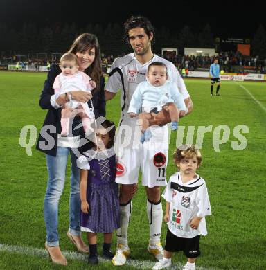 Fussball. Erste Liga. RZ Pellets WAC/St. Andrae gegen Cashpoint SCR Altach. Ynclan Pajares Jacobo Maria mit Frau Andalucia und Tochter Cayetana sowie die Kindern seiner Schwester. Wolfsberg, 30.9.2011. 
Foto: Kuess

---
pressefotos, pressefotografie, kuess, qs, qspictures, sport, bild, bilder, bilddatenbank