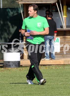 Fussball Kaerntner Liga. Eberndorf gegen Voelkermarkt. Trainer Kurt Stuck (Voelkermarkt). Feldkirchen, 24.9.2011.
Foto: Kuess
---
pressefotos, pressefotografie, kuess, qs, qspictures, sport, bild, bilder, bilddatenbank