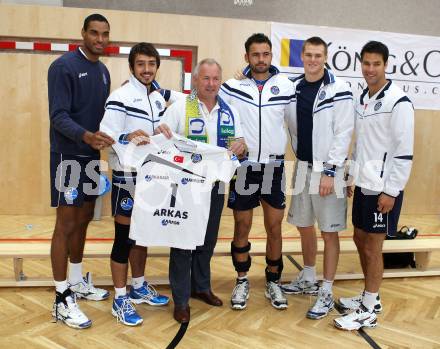 Volleyball. Eroeffnung Jufa Arena in Bleiburg. Heimstaette SK Aich/Dob.   Landeshauptmann Gerhard Doerfler mit Spielern von Arkas Izmir. Bleiburg, am 25.9.2011.
Foto: Kuess
---
pressefotos, pressefotografie, kuess, qs, qspictures, sport, bild, bilder, bilddatenbank