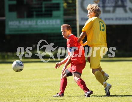 Fussball Unterliga Ost. DSG Dele Zell gegen Landskron. Matjaz Kelih, (Sele Zell), Gernot Gypser  (Landskron). Zell, 2.10.2011.
Foto: Kuess
---
pressefotos, pressefotografie, kuess, qs, qspictures, sport, bild, bilder, bilddatenbank