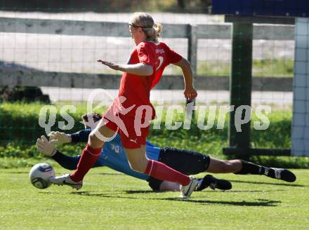 Fussball Unterliga Ost. DSG Dele Zell gegen Landskron. Alen Nikola Rajkovic (Sele Zell), Julian Schneider (Landskron). Zell, 2.10.2011.
Foto: Kuess
---
pressefotos, pressefotografie, kuess, qs, qspictures, sport, bild, bilder, bilddatenbank