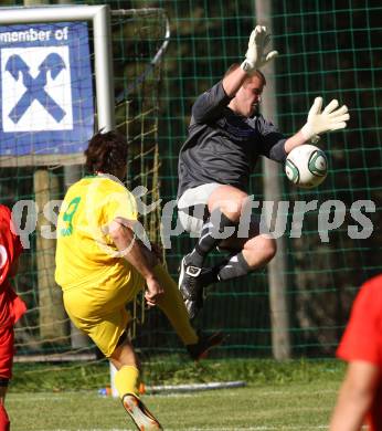 Fussball Unterliga Ost. DSG Dele Zell gegen Landskron. Philipp Rakuschek,  (Sele Zell), Jerome Gasser,  (Landskron). Zell, 2.10.2011.
Foto: Kuess
---
pressefotos, pressefotografie, kuess, qs, qspictures, sport, bild, bilder, bilddatenbank