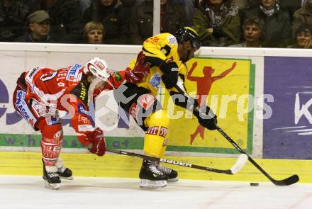 EBEL. Eishockey Bundesliga.  KAC gegen UPC Vienna Capitals. SCOFIELD Tyler (KAC), ROBINSON Nathan (Caps). Klagenfurt, 7.10.2011.
Foto: Kuess 

---
pressefotos, pressefotografie, kuess, qs, qspictures, sport, bild, bilder, bilddatenbank