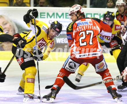 EBEL. Eishockey Bundesliga.  KAC gegen UPC Vienna Capitals. HUNDERTPFUND Thomas (KAC), GRATTON Benoit (Caps). Klagenfurt, 7.10.2011.
Foto: Kuess 

---
pressefotos, pressefotografie, kuess, qs, qspictures, sport, bild, bilder, bilddatenbank