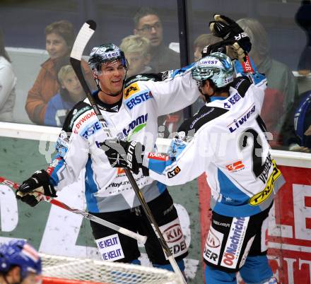 EBEL. Eishockey Bundesliga. EC Rekord Fenster VSV gegen EHC LIWEST Linz. Torjubel Patrick Leahy, Adrian Veideman (Linz). Villach, am 7.10.2011.
Foto: Kuess 


---
pressefotos, pressefotografie, kuess, qs, qspictures, sport, bild, bilder, bilddatenbank