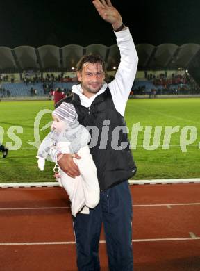 Fussball Regionalliga. VSV gegen GAK.  Roland Kollmann mit Nachwuchs  (GAK). Villach, 8.10.2011.
Foto: Kuess
---
pressefotos, pressefotografie, kuess, qs, qspictures, sport, bild, bilder, bilddatenbank