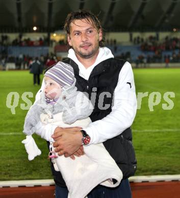 Fussball Regionalliga. VSV gegen GAK.  Roland Kollmann mit Nachwuchs (GAK). Villach, 8.10.2011.
Foto: Kuess
---
pressefotos, pressefotografie, kuess, qs, qspictures, sport, bild, bilder, bilddatenbank