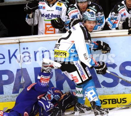 EBEL. Eishockey Bundesliga. EC Rekord Fenster VSV gegen EHC LIWEST Linz. Derek Damon,  (VSV), Justin Kurtz (Linz). Villach, am 7.10.2011.
Foto: Kuess 


---
pressefotos, pressefotografie, kuess, qs, qspictures, sport, bild, bilder, bilddatenbank